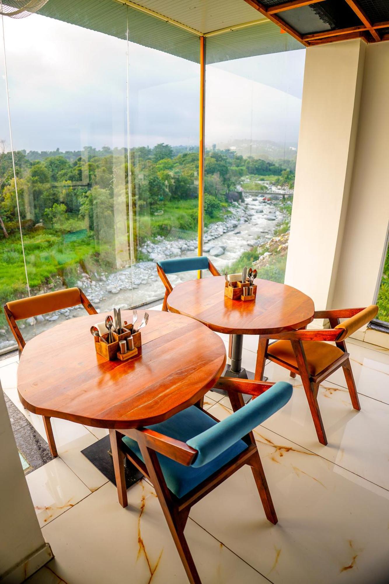Aachman River And Valley View Resort Dharamshala - A Riverside Resort With Balcony View ภายนอก รูปภาพ